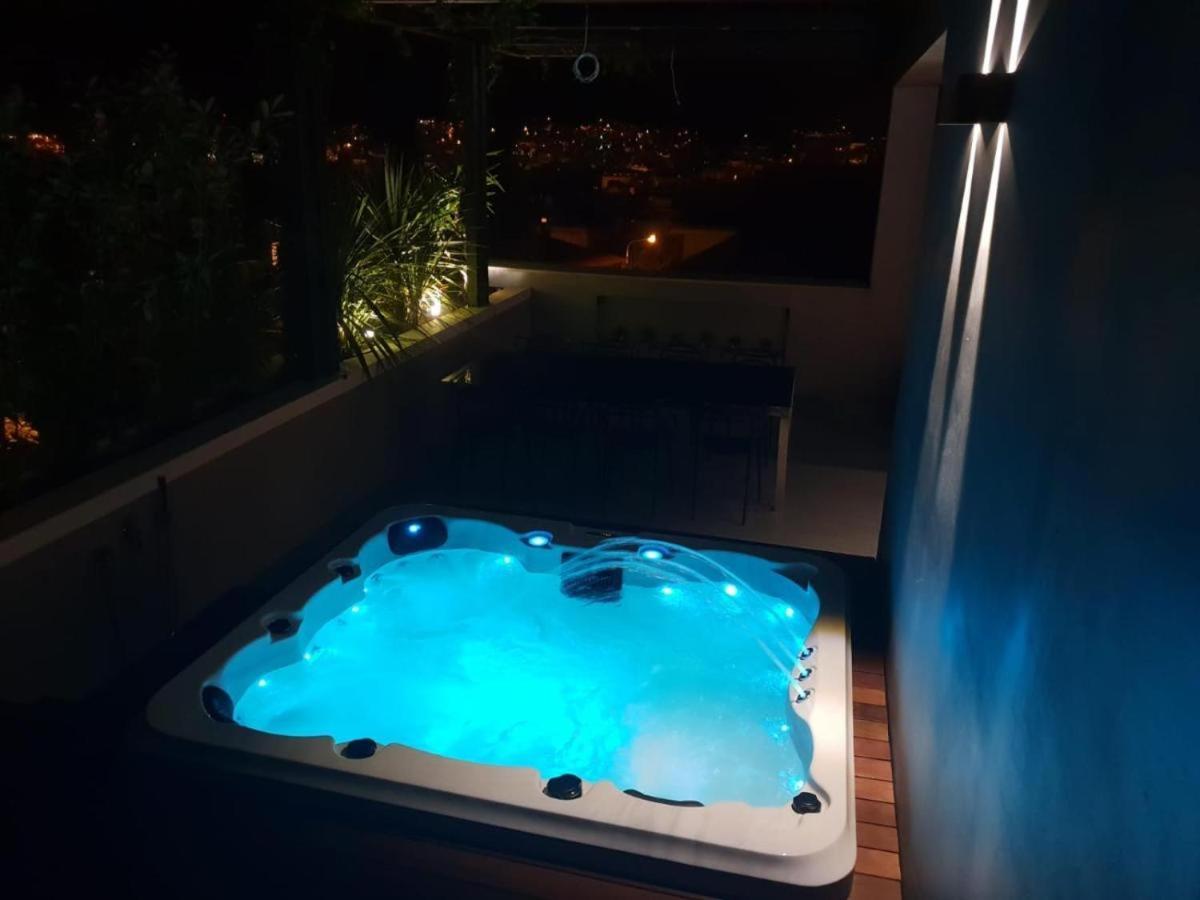Roof 69 Luxury Penthouse Apartment *